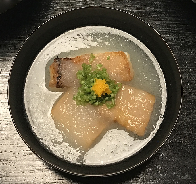 料理と器のバランスが分かる真上からの写真