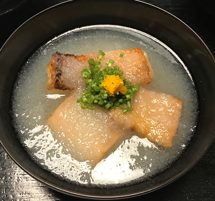 料理提供時のお客様視点のアングルで撮影した料理全体がわかる写真