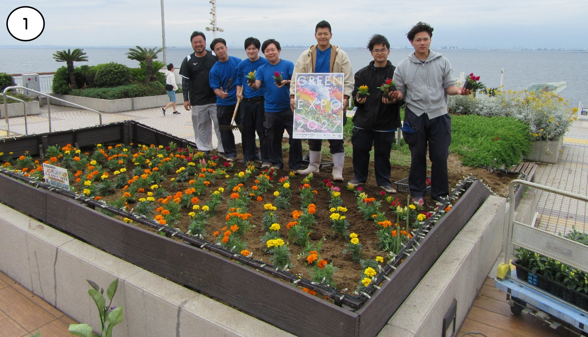 君津高校の生徒さんがGREEN×EXPO 2027のポスターを持って記念撮影