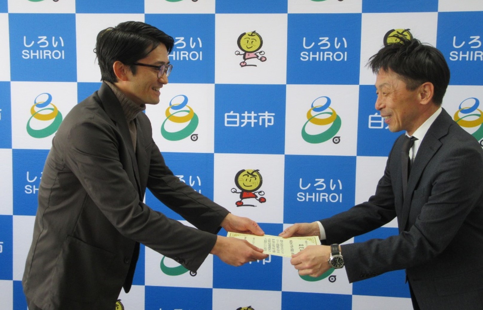 認定証を手交する副地方参事官