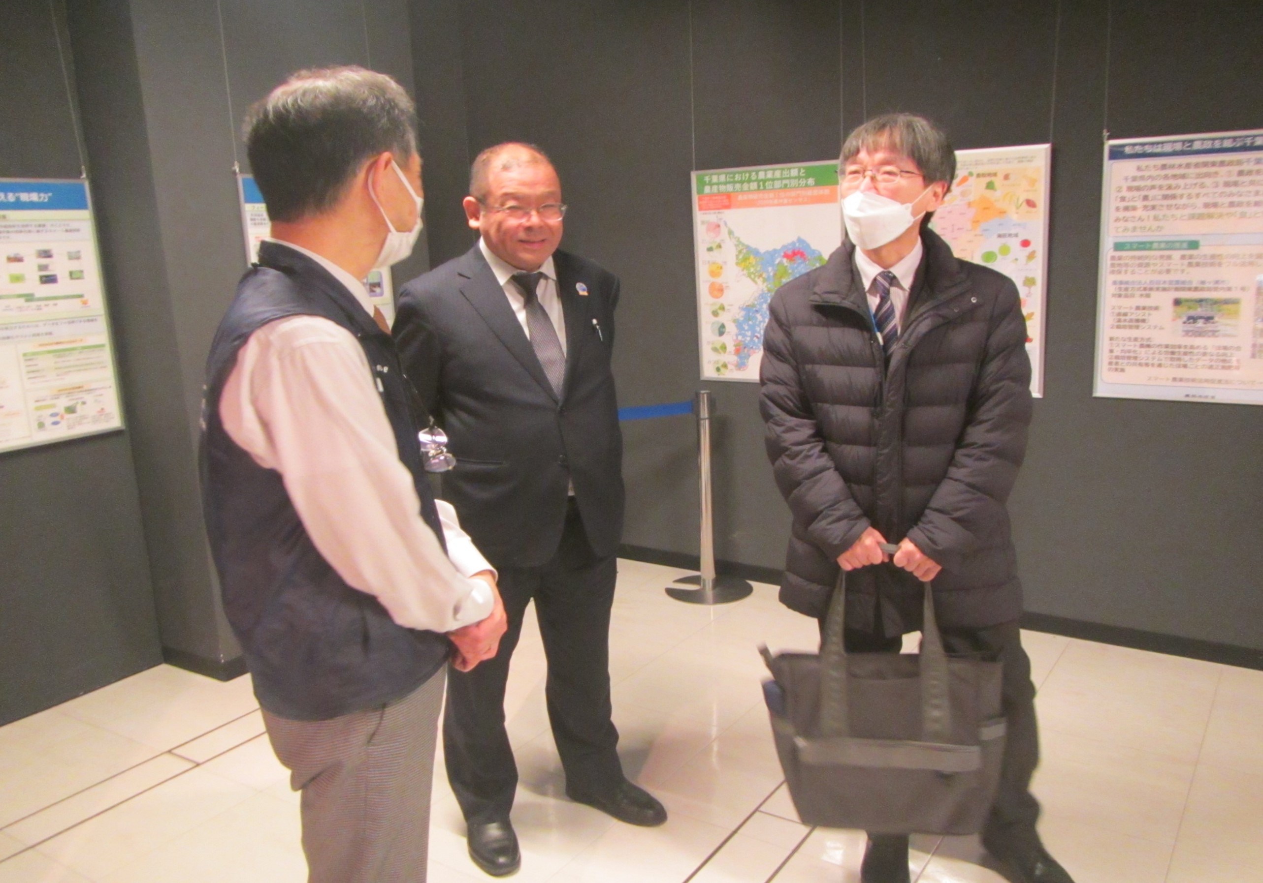 説明を受ける局長