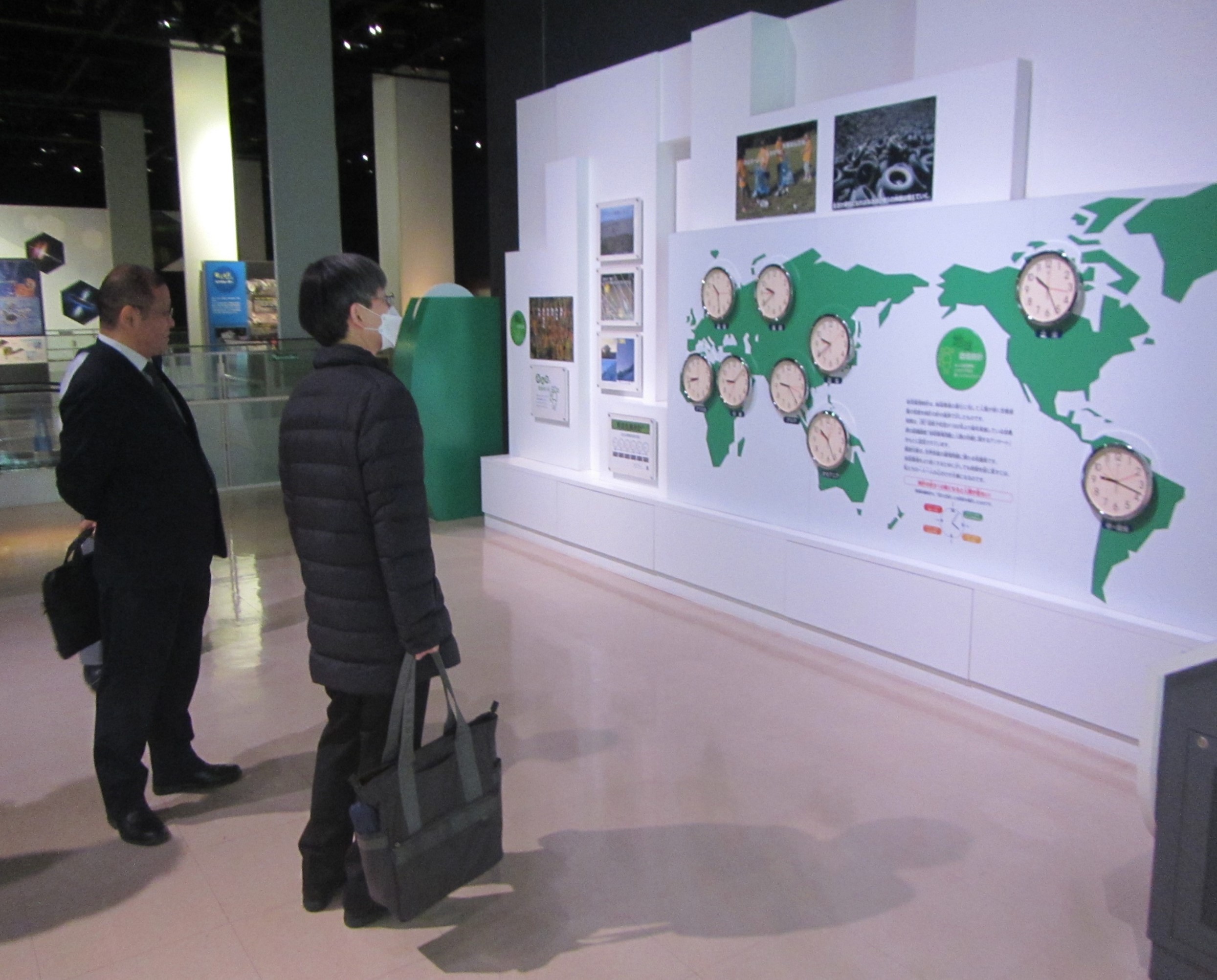 地球環境時計を視察