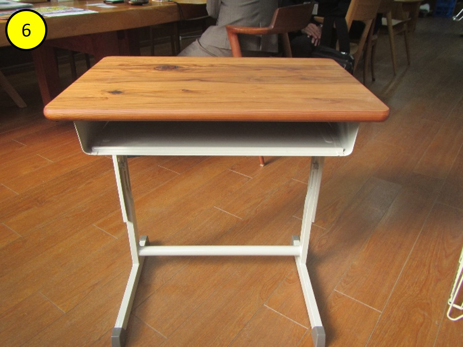 地域の杉を活用した小学校用学習机