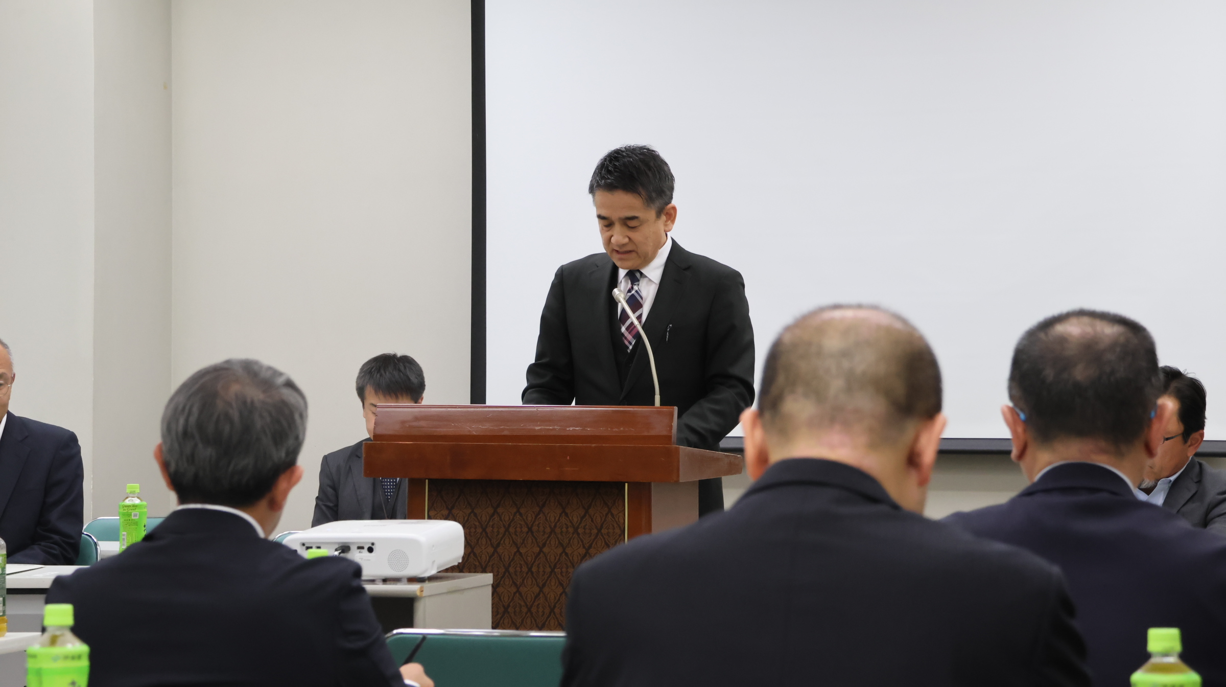 令和8年度群馬県稲作経営者会議通常総会で、来賓の挨拶をする小田地方参事官。