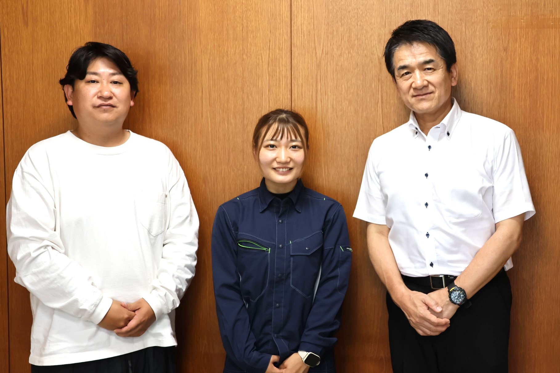 左から岩崎理事長、地域おこし協力隊員の細谷さん、小田地方参事官