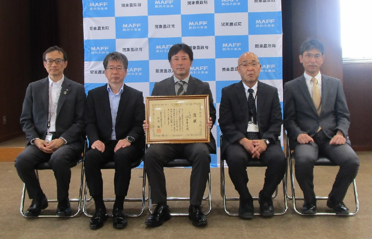 飼料用米多収日本一関東農政局長賞授与式後の記念写真
