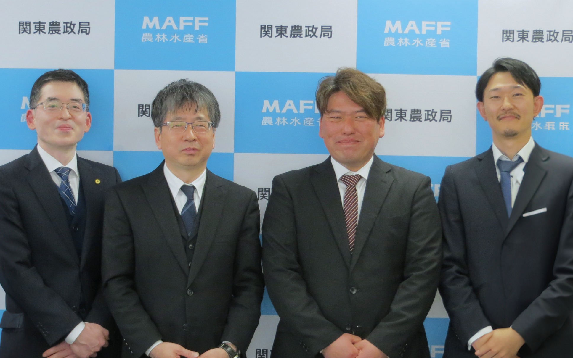 かすみガウガウら協同組合との意見交換の記念写真