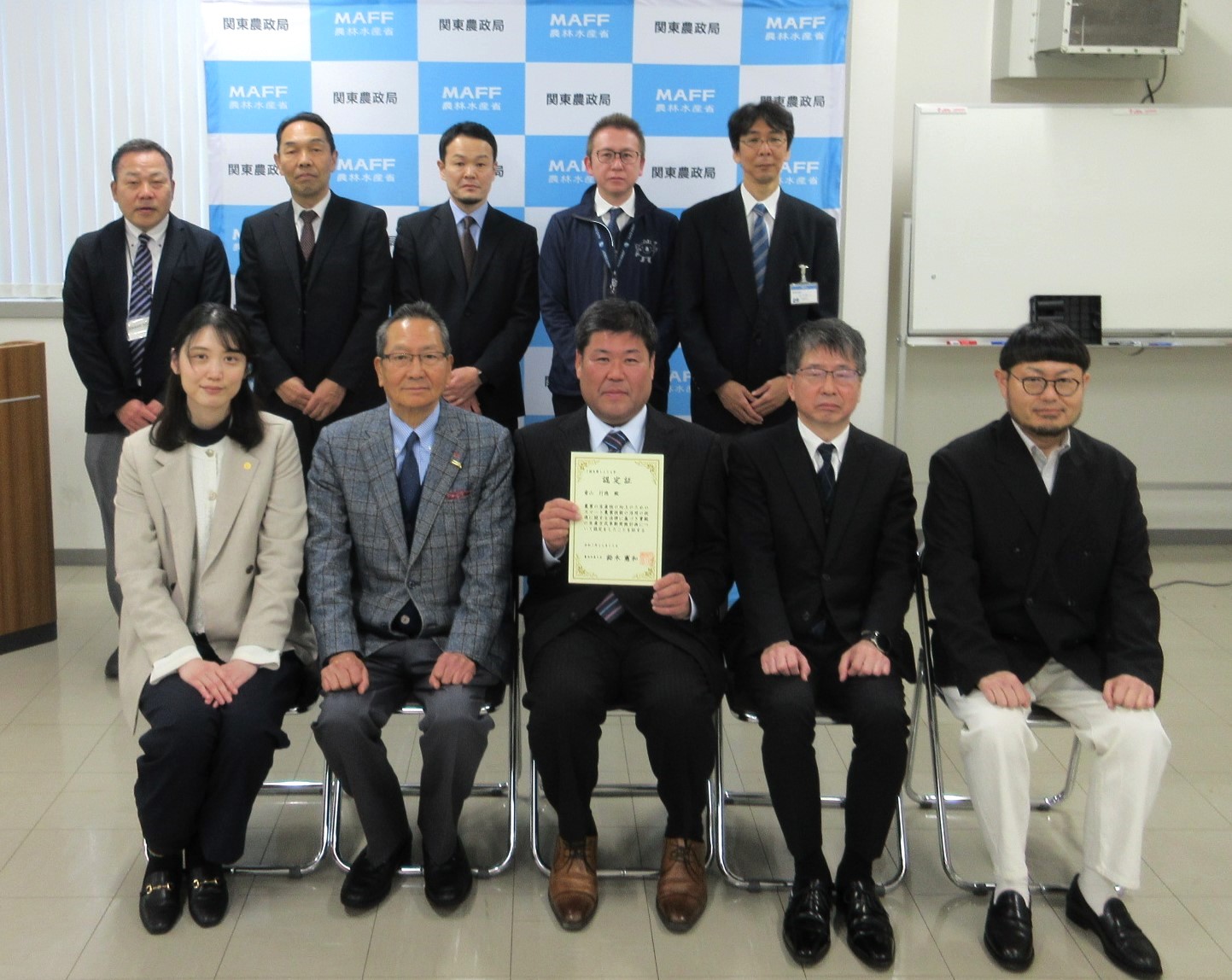 認定者、立会者、地方参事官で記念撮影
