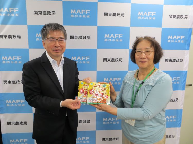 国の災害用備蓄食品をフードバンク茨城水戸支部に寄贈している様子