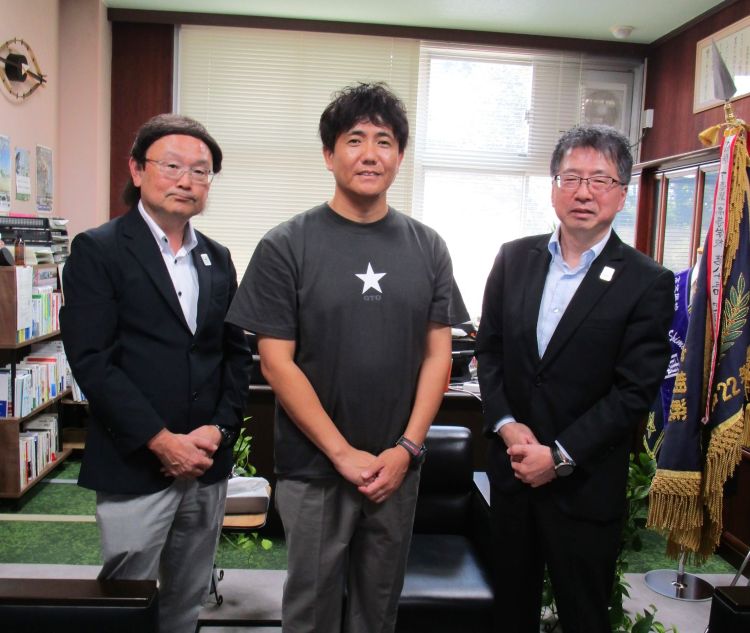 集合写真_左から武笠副参事官、茨城県立下妻第一高等学校生井校長、竹山参事官