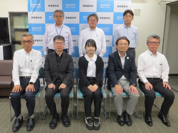 大学生のインターンシップと当拠点幹部との集合写真