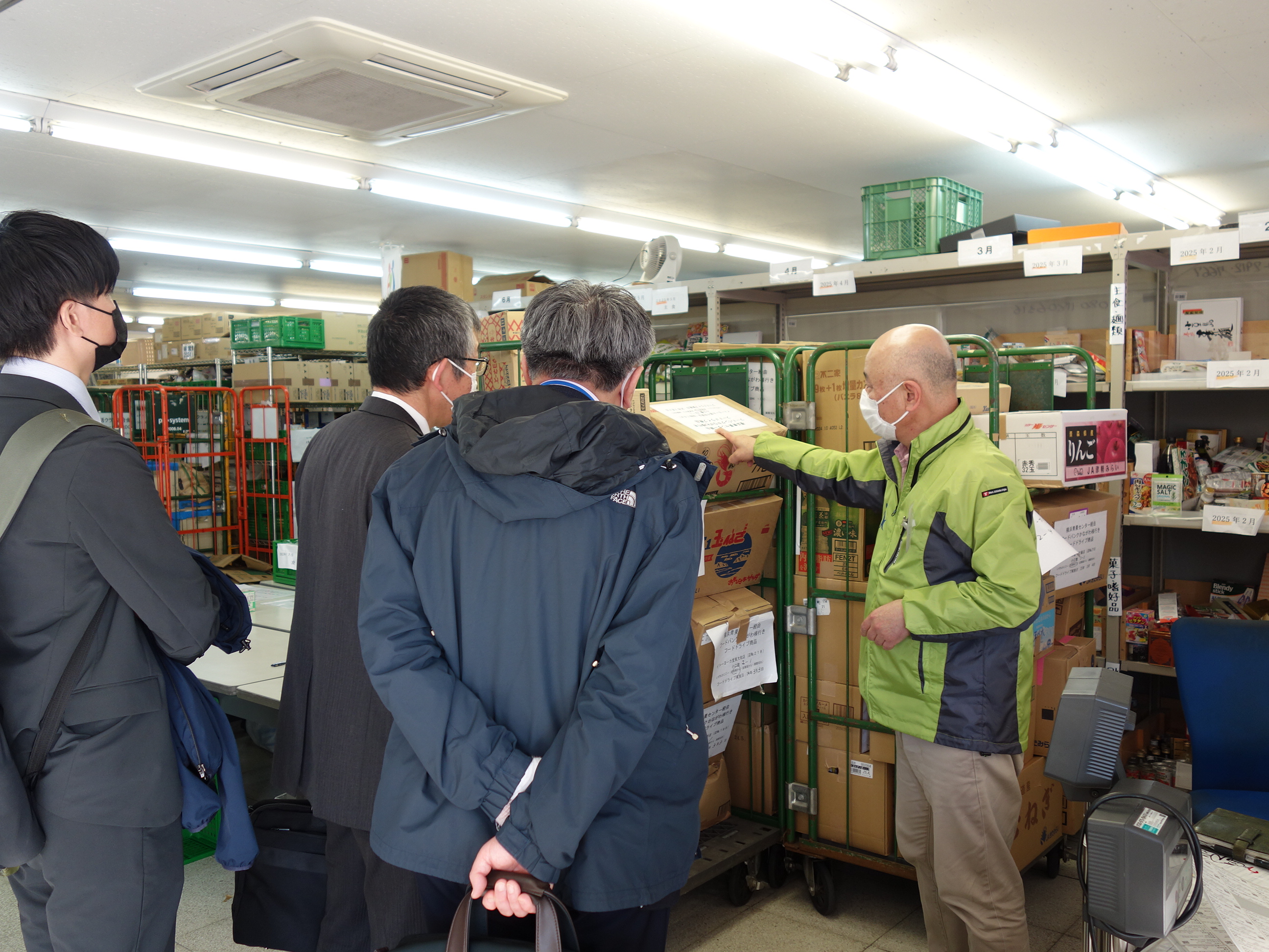 食品保管庫見学の様子