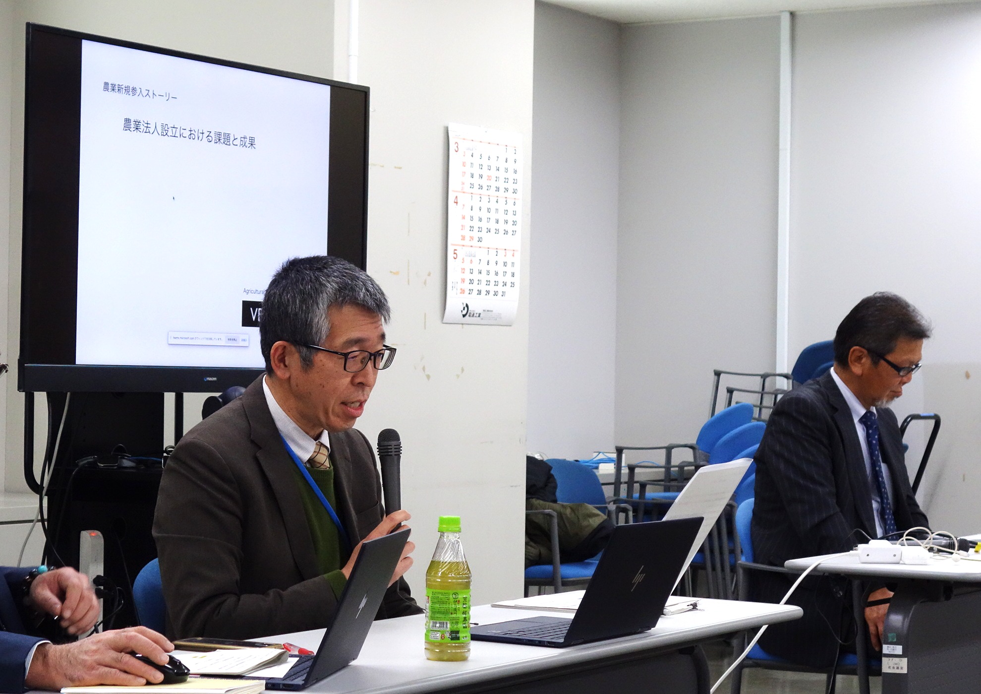 地方参事官(左)、講師の松本氏(右)