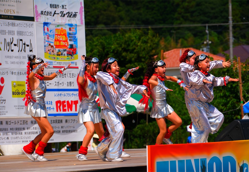 ちびっこ達がイベントで躍動している写真