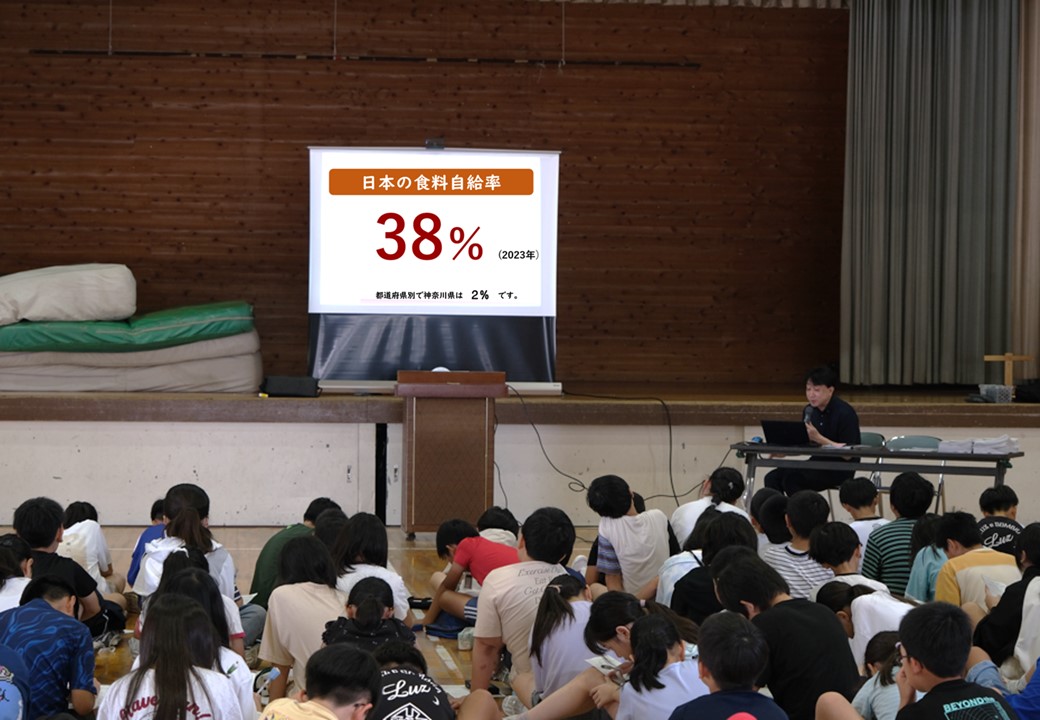 出前授業で日本の食料自給率38%の話をしているところ