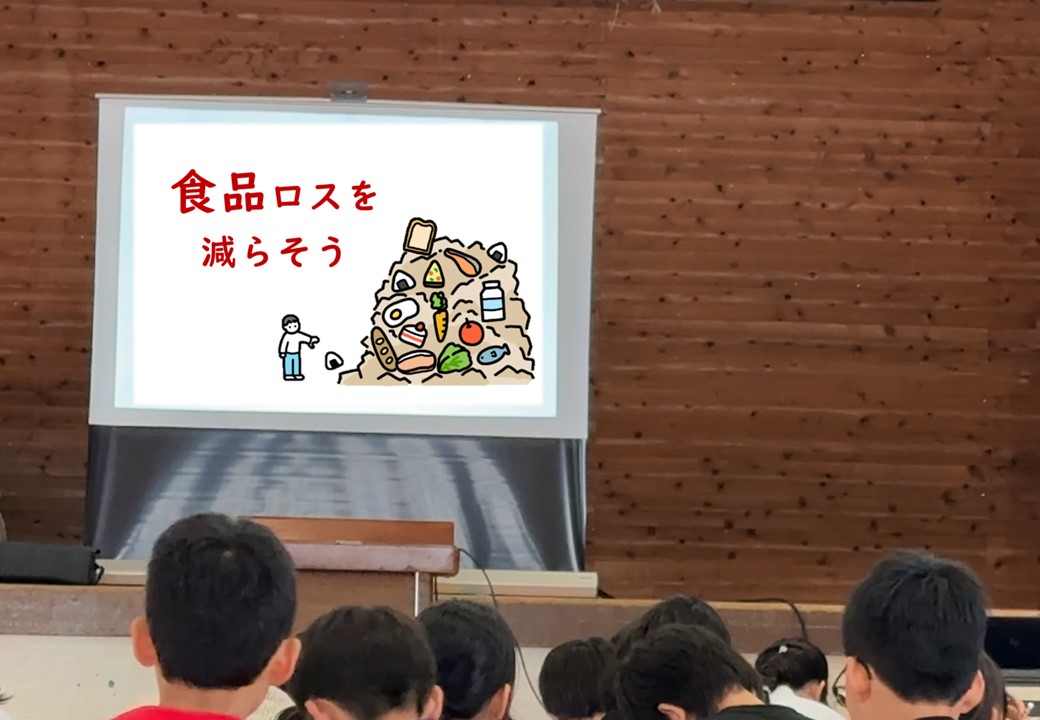 食品ロスを減らす話をしている様子