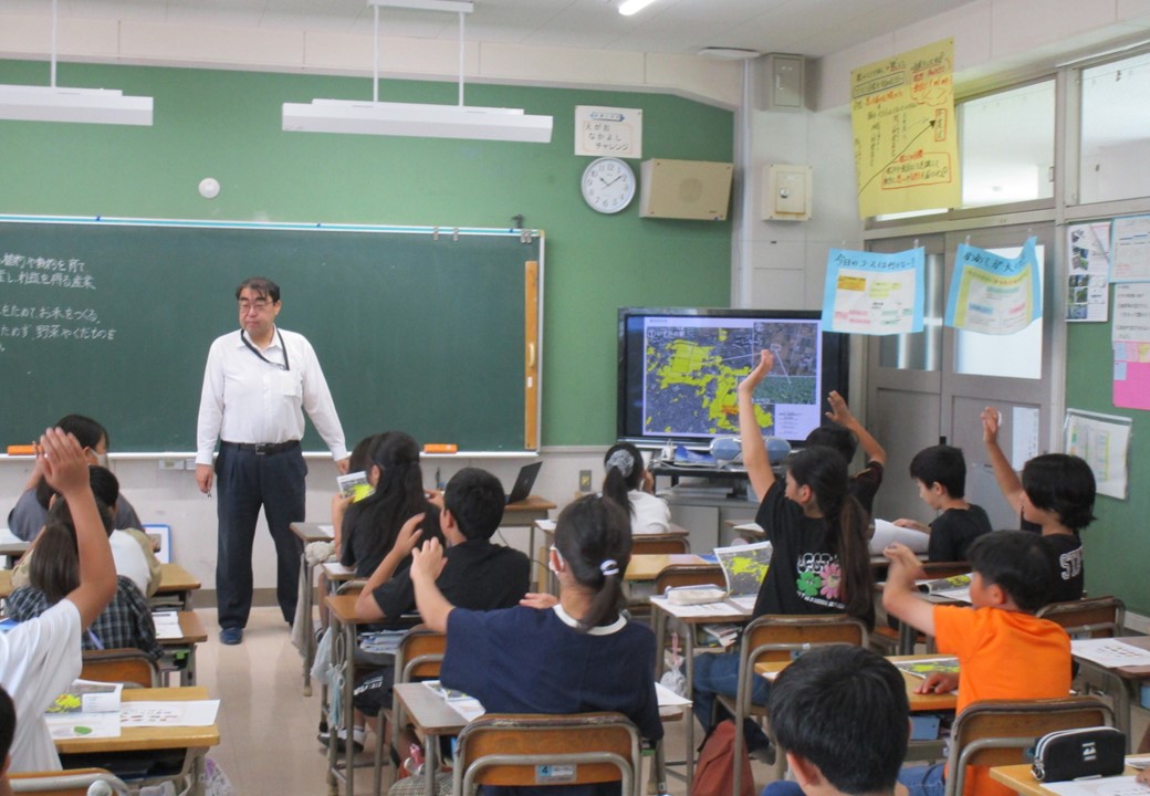 児童が手を挙げている写真