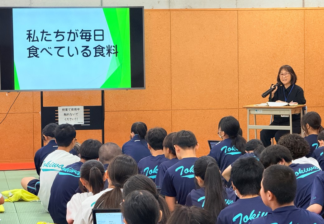 真剣に講義を聞いている様子