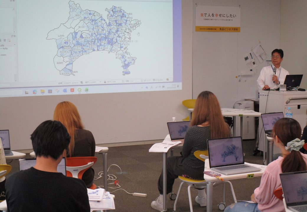 学生にデータを見ながら説明している様子