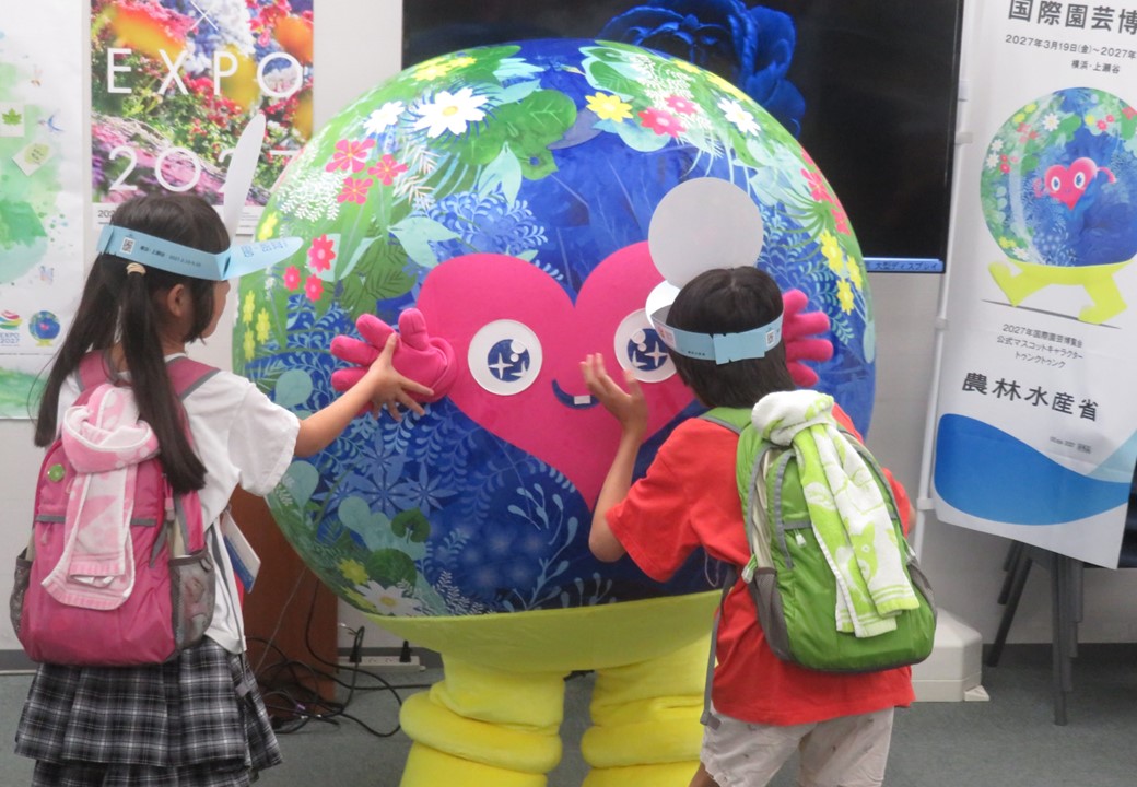 子どもたちがトゥンクトゥンクに触れ合っている写真