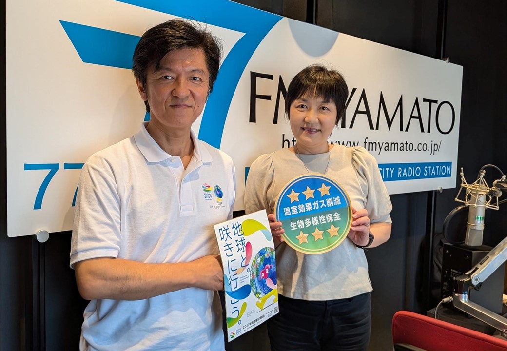 放送終了後にパーソナリティと園芸博のPRをしている写真