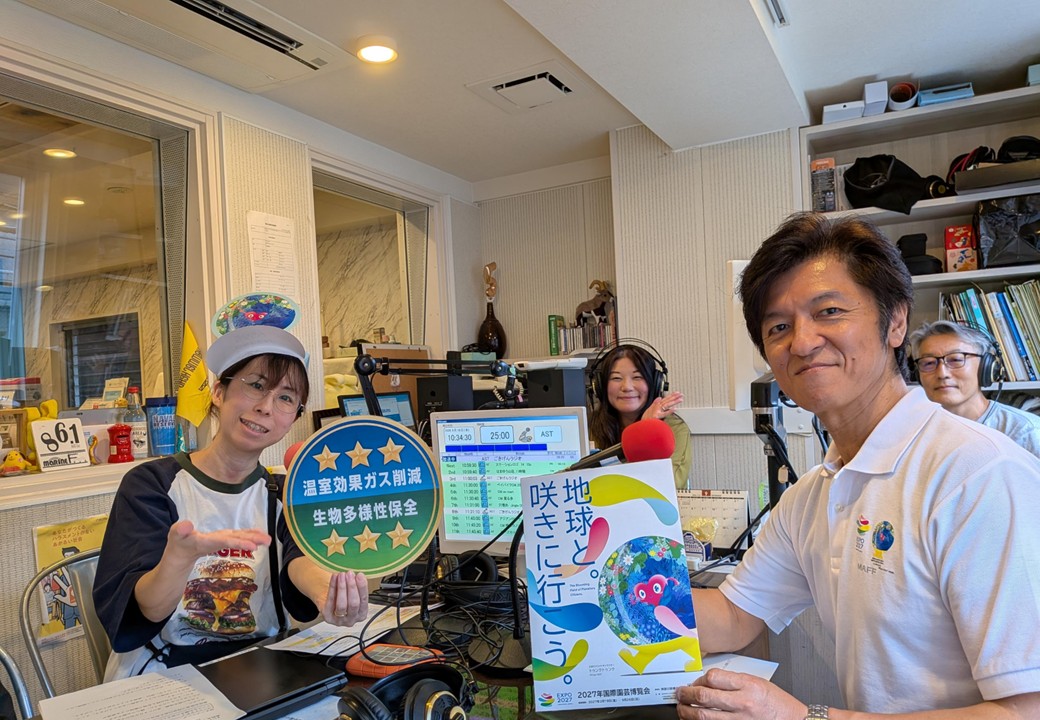 パーソナリティとスタッフとの収録後の写真