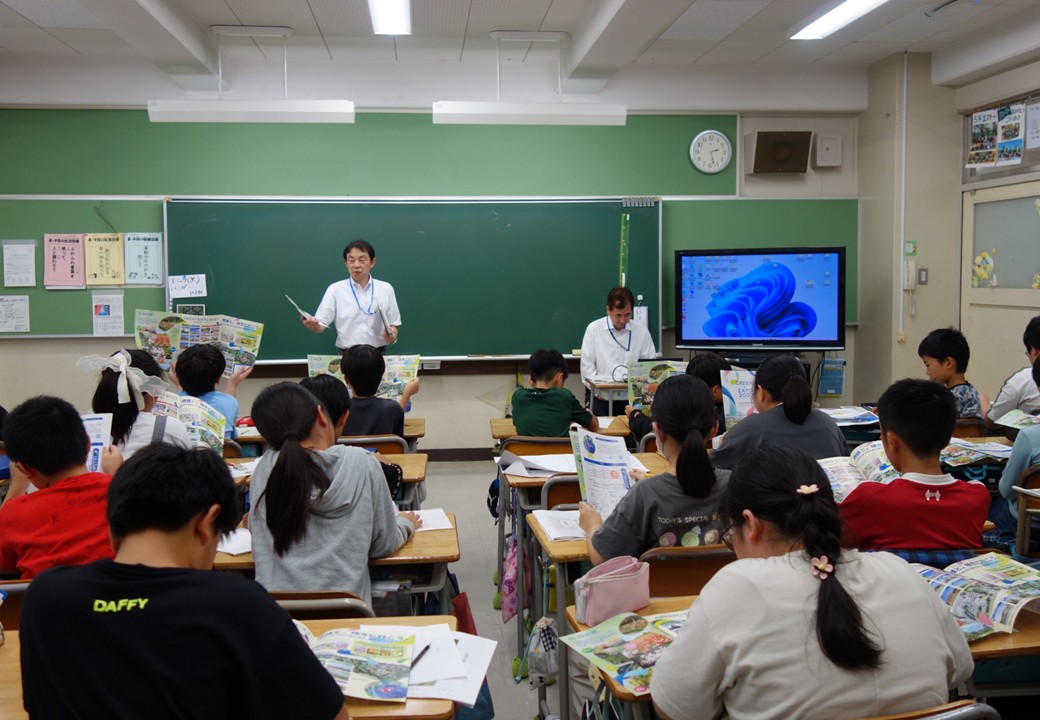 資料を見ながら説明している様子