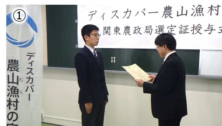 矢板高校の生徒（左）への選定証授与の様子