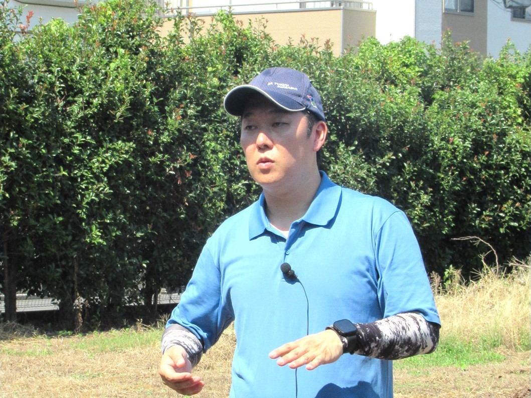 果樹園で説明する吉野均さん