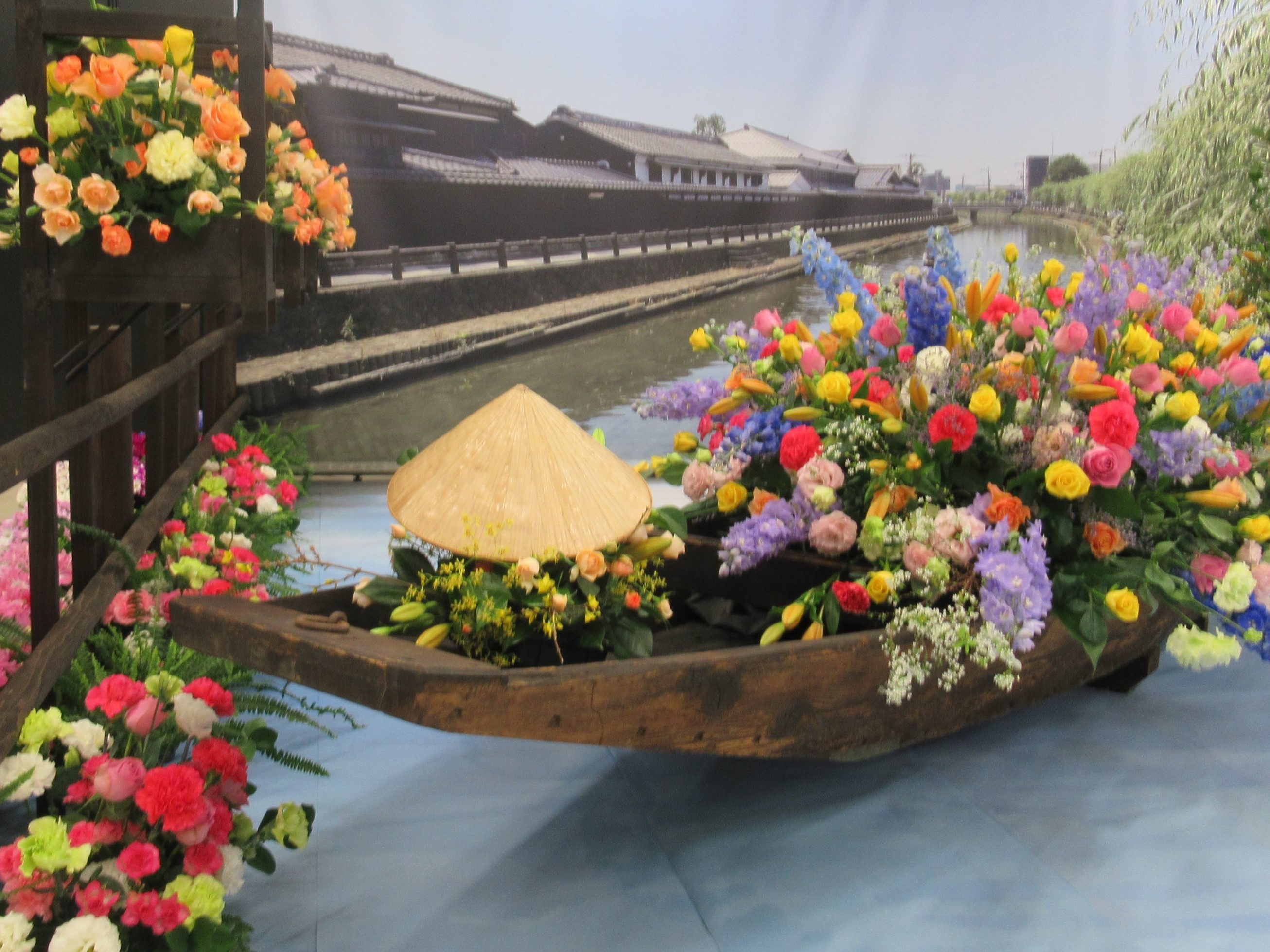 関東東海花の展覧会にて栃木県の運河と木船をモチーフにした展示の様子