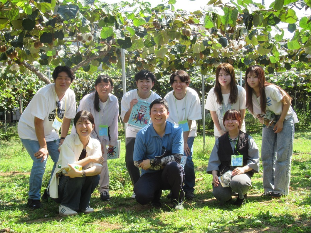 キウイフルーツの下で集合写真