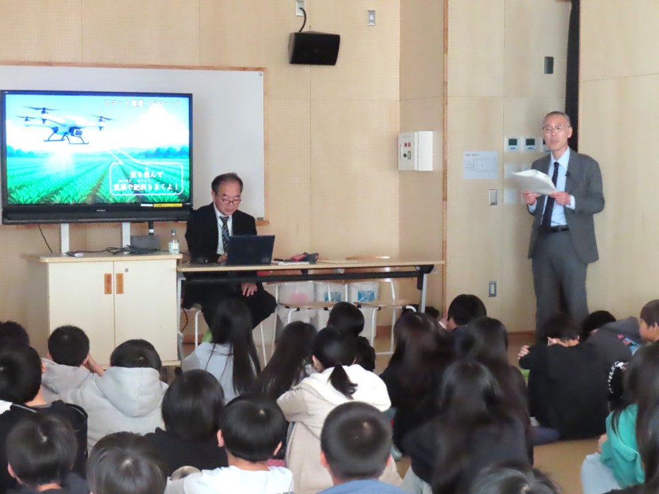 足立区立鹿浜未来小学校での出前授業の様子