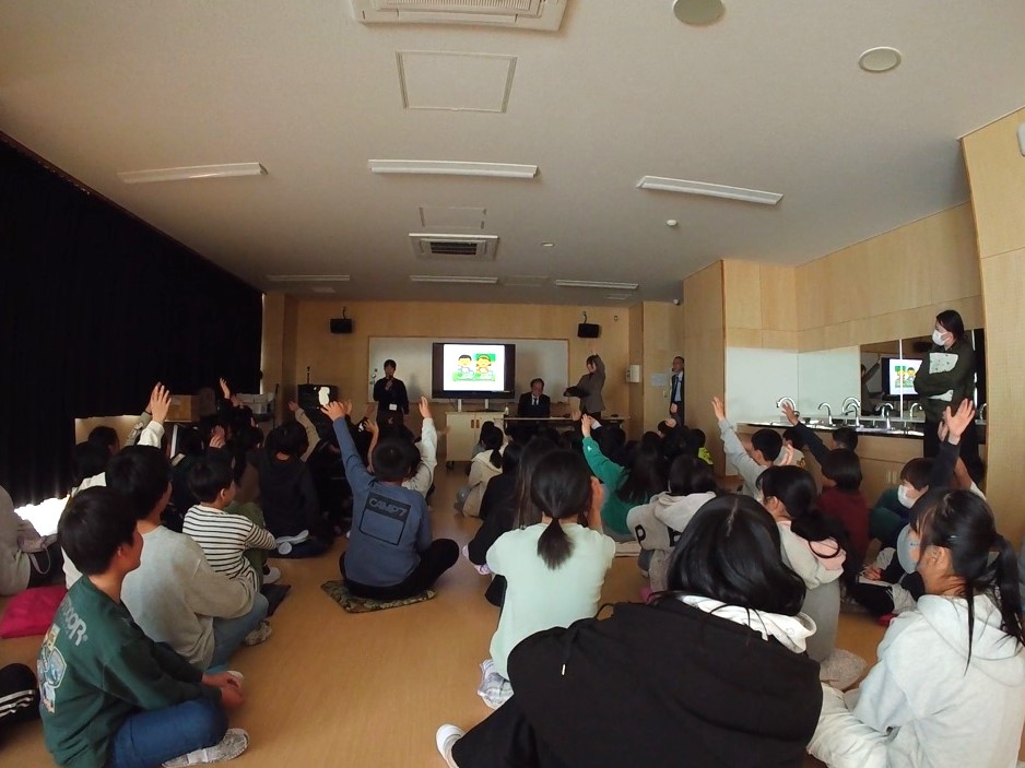 足立区立鹿浜未来小学校での出前授業の様子