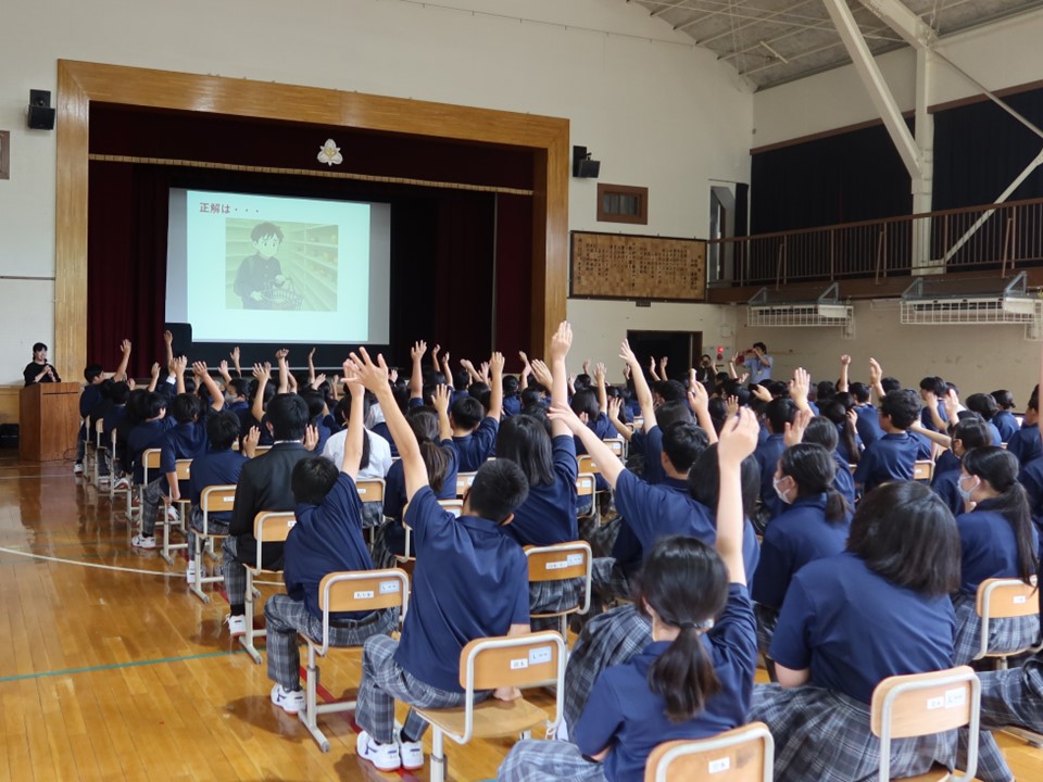 出前授業で中学生がクイズに手を挙げている様子