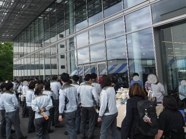 福祉マルシェに集まった人たちの様子