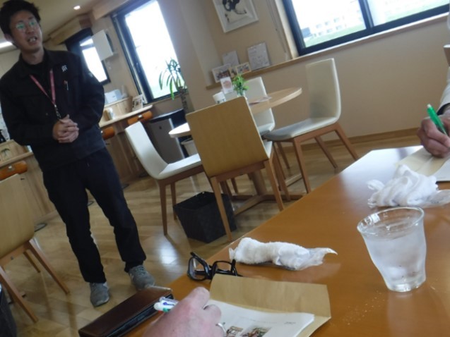 事業所の担当者が説明する様子