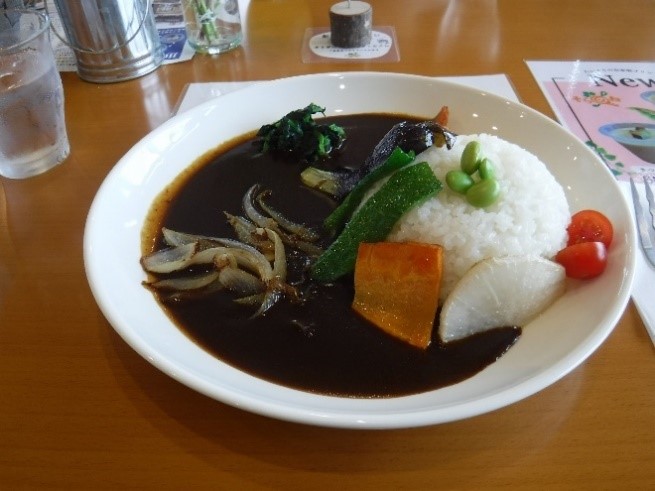 事業所が運営する飲食店で提供するカレーライス