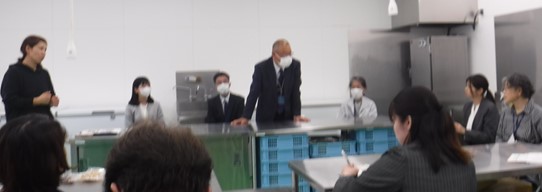 県担当者から説明を受けている様子