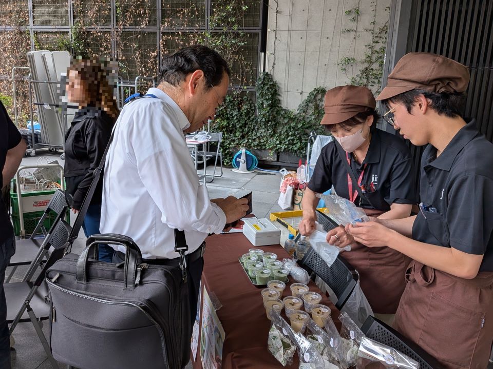 マルシェ出展者と話す地方参事官