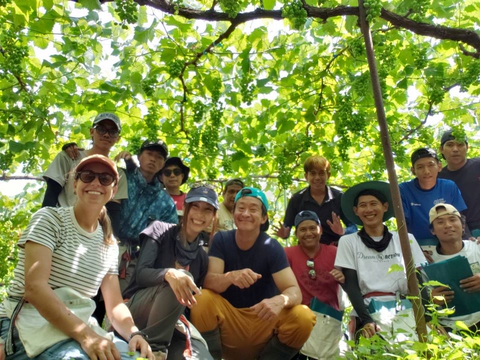 シャインマスカットのほ場に集まった水野トムさんと仲間たち