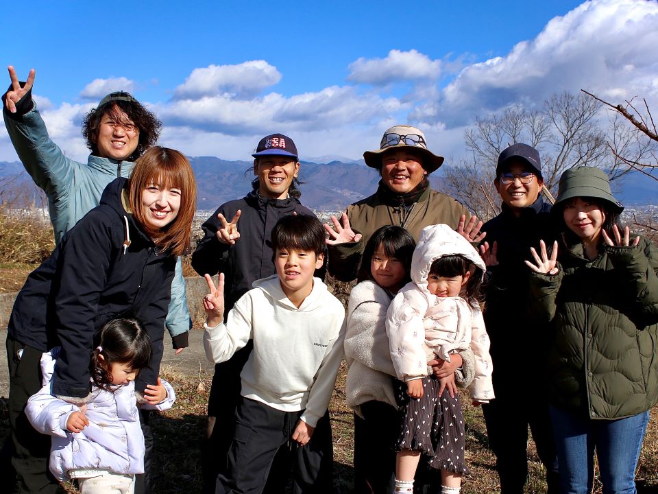 川井さんとご家族及び友人３名と立ち上げた農業者グループ「くろーばーふぁーむ」の皆さん