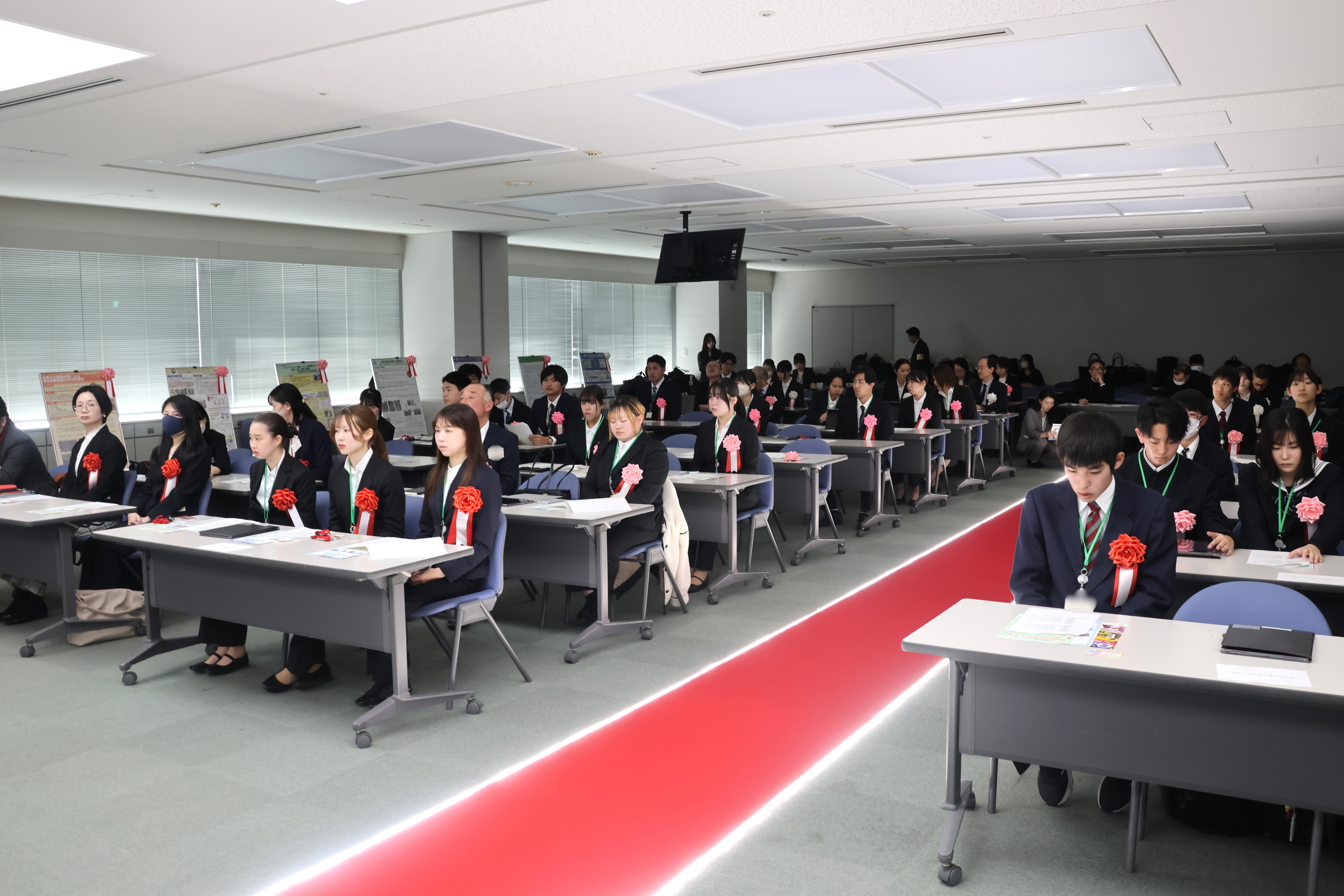 参加者が座り、開会を待つ様子