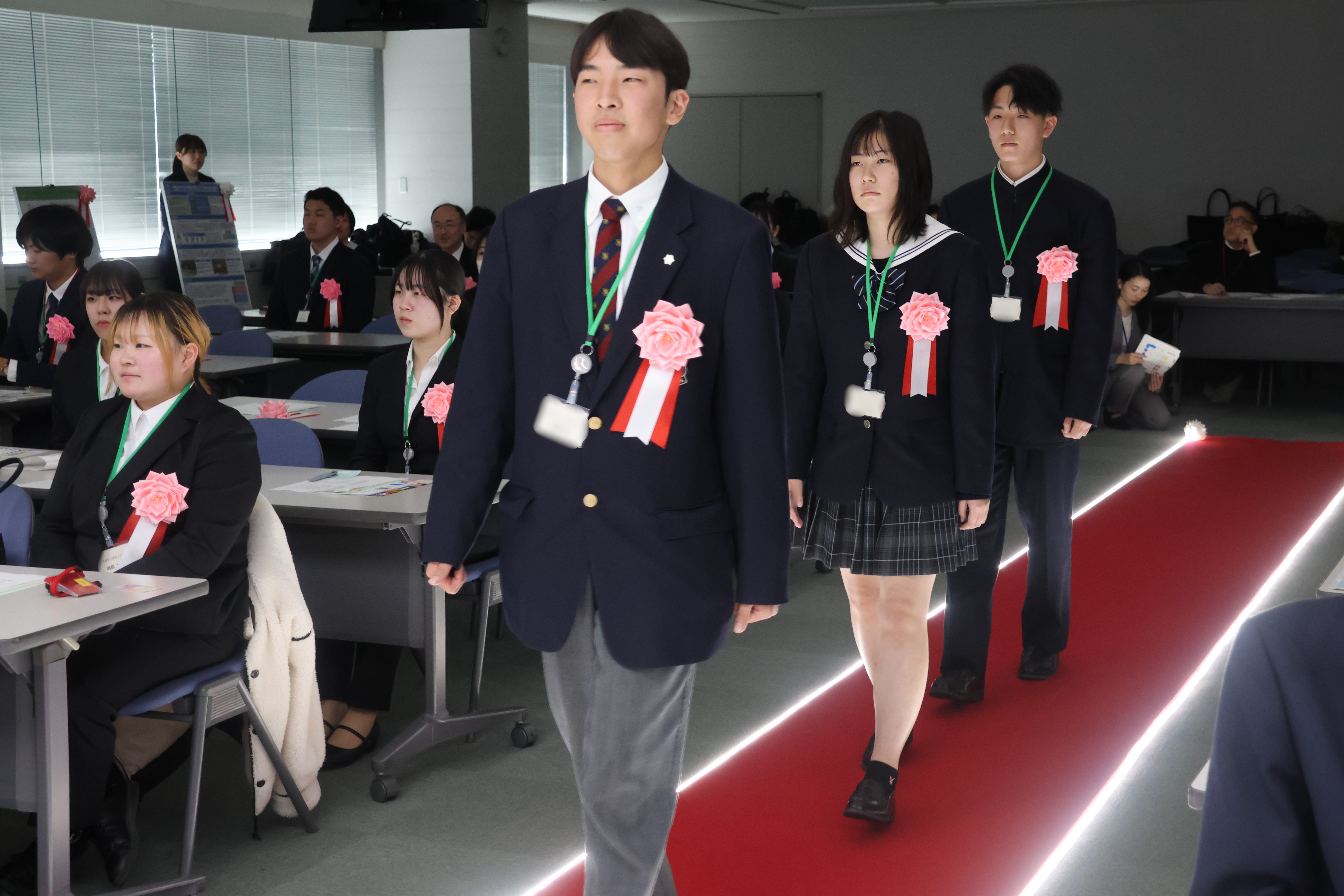 レッドカーペットを歩く学生