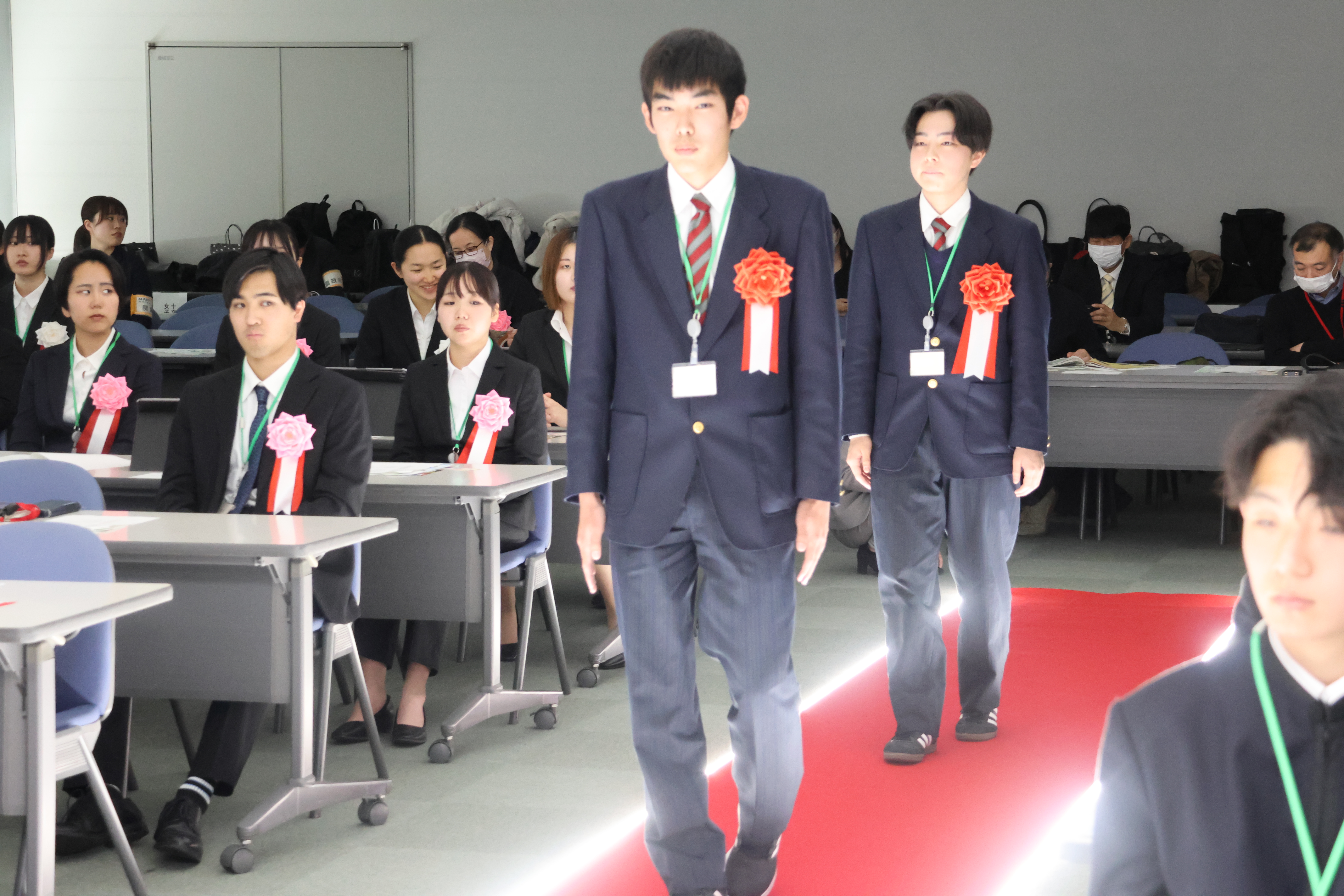 レッドカーペットを歩く学生