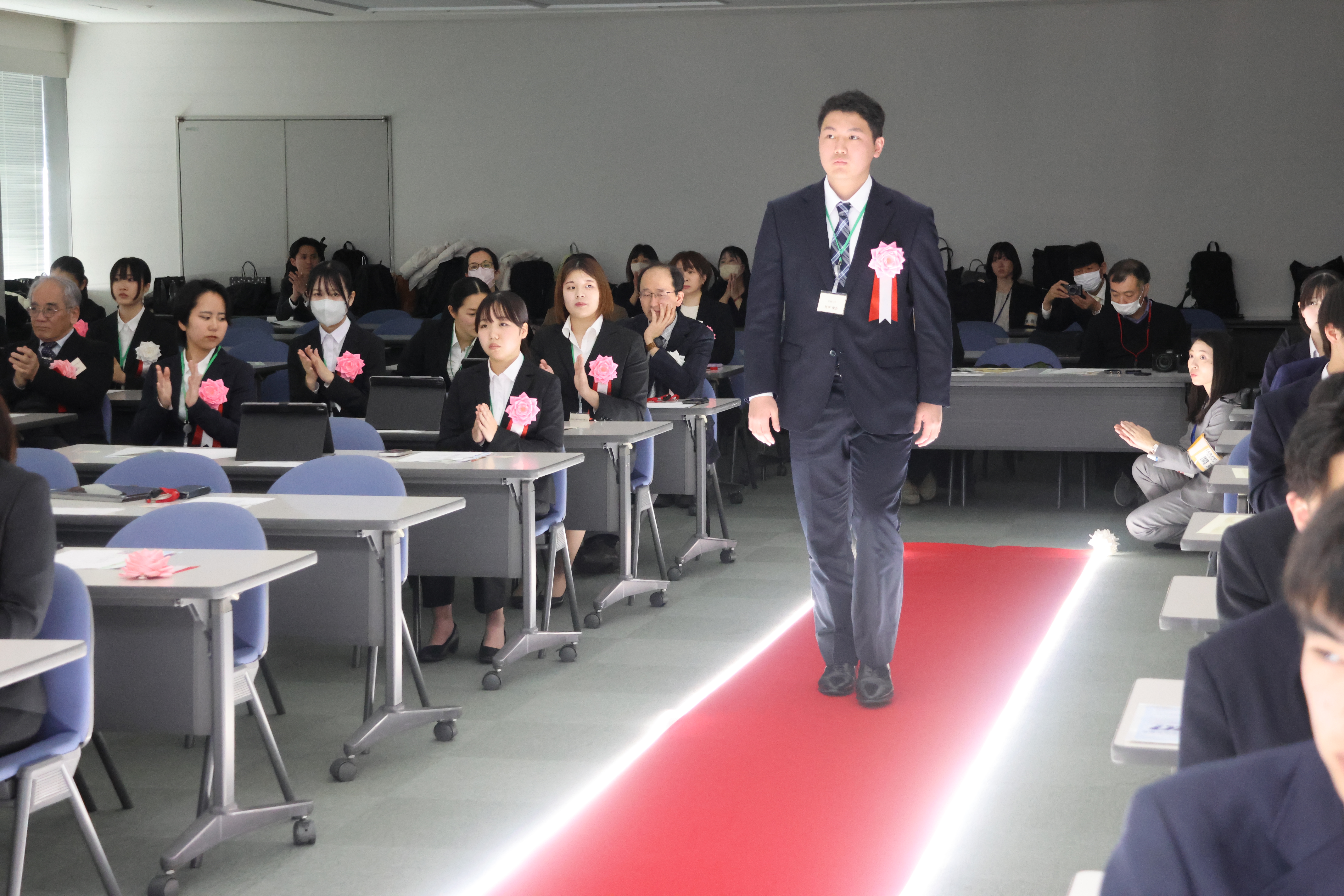 レッドカーペットを歩く学生