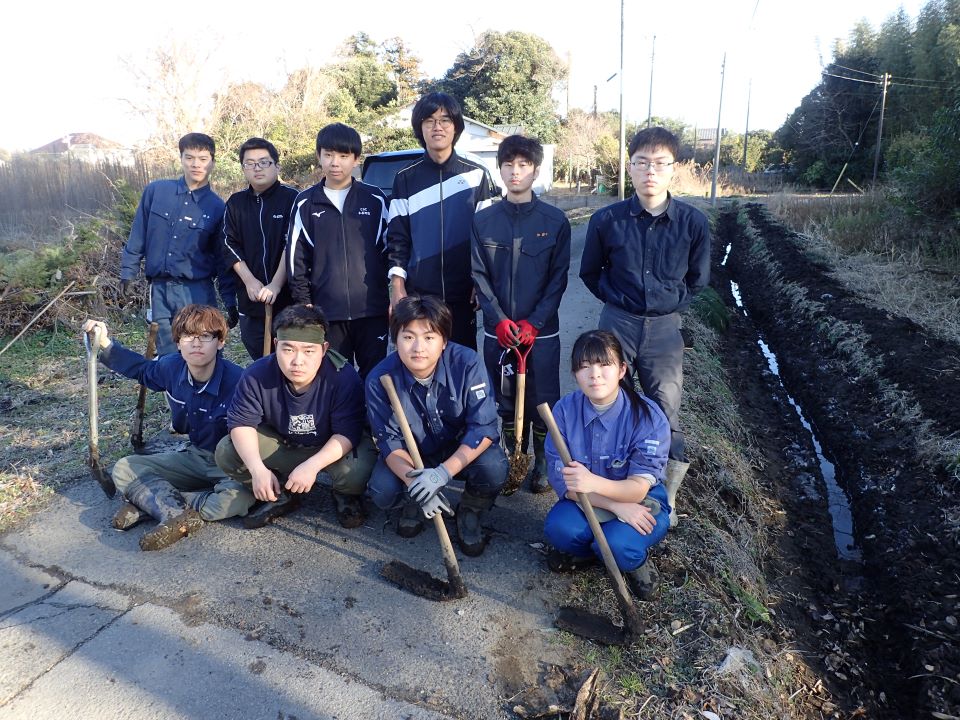 貴重生物生息地における溝堀り作業後の集合写真