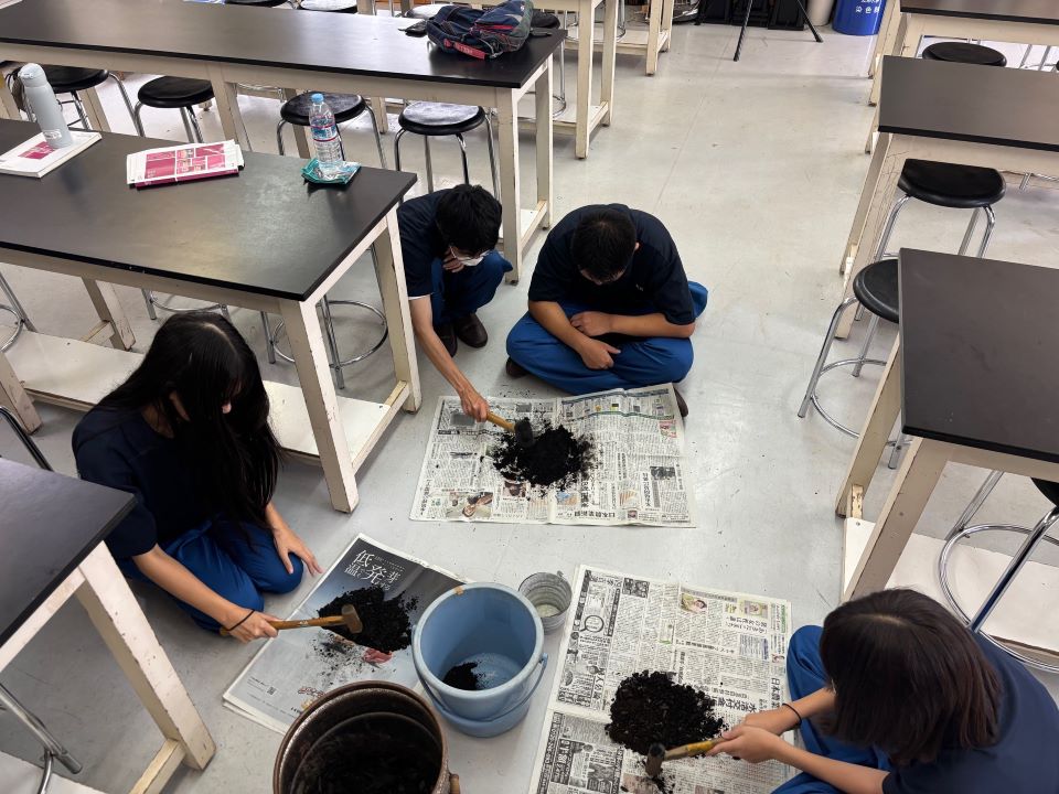 完成した竹炭を粉砕する様子