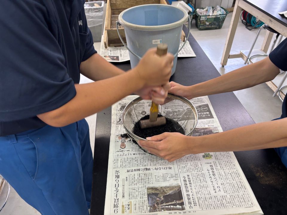 竹炭を粉砕する様子