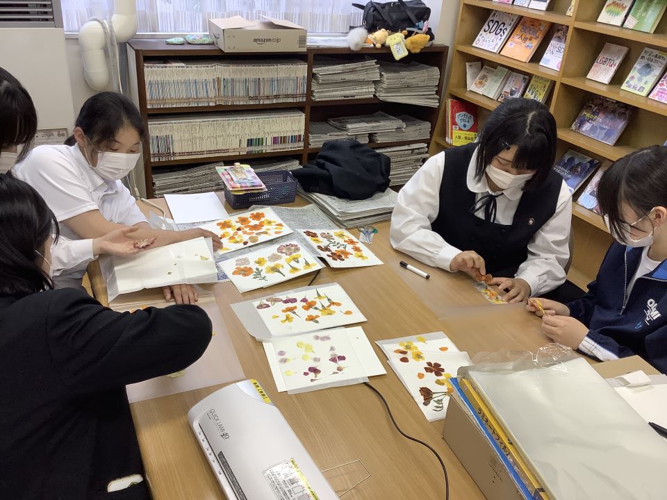 生徒が押し花を作成している様子