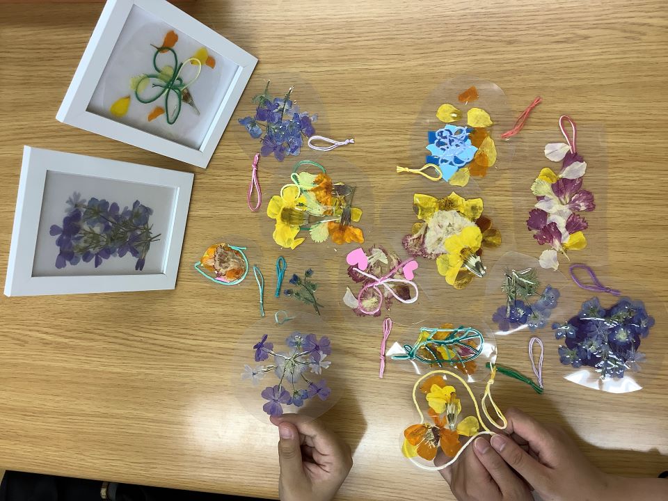 フレーム入りの押し花と押し花のしおりの写真